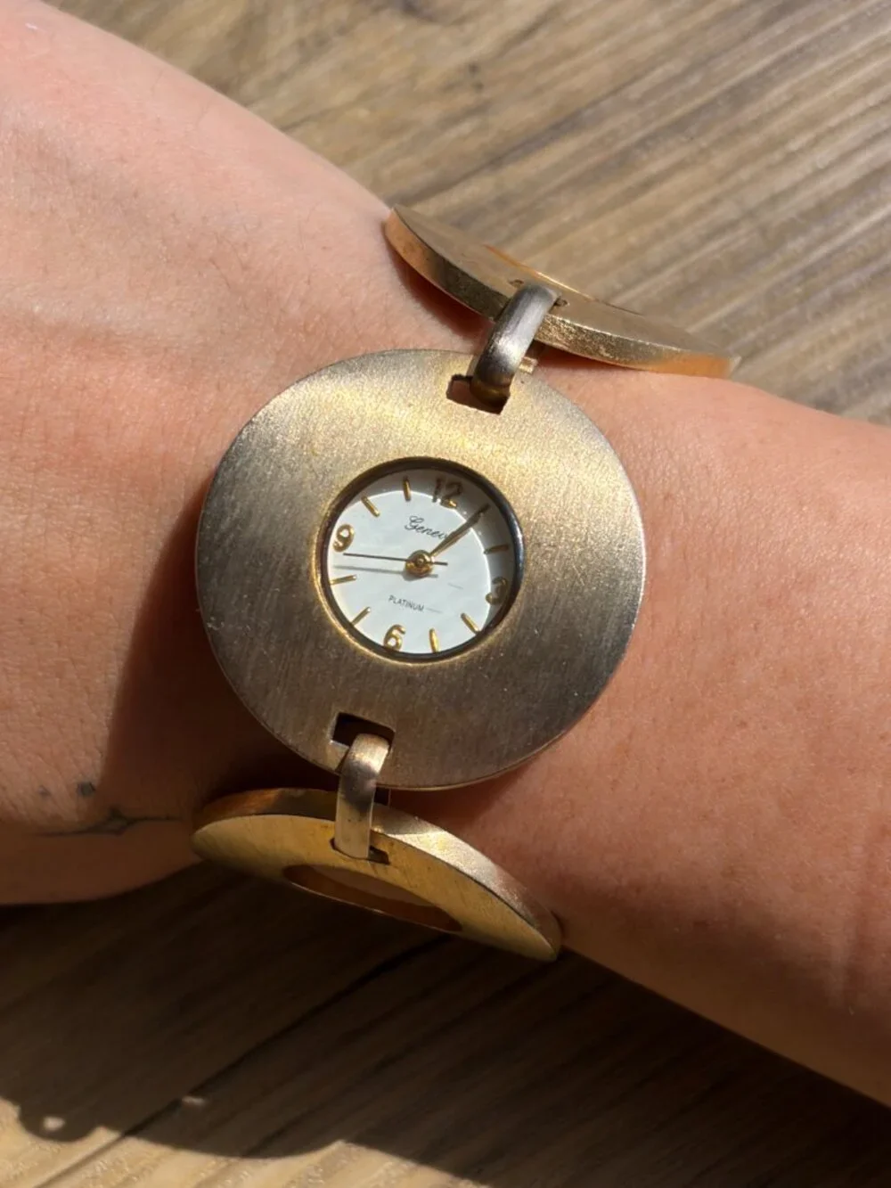 vintage geneva gold round swiss watch so elegant classy perfect accessory OS